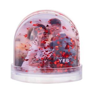 Boule de neige avec des coeurs rouges