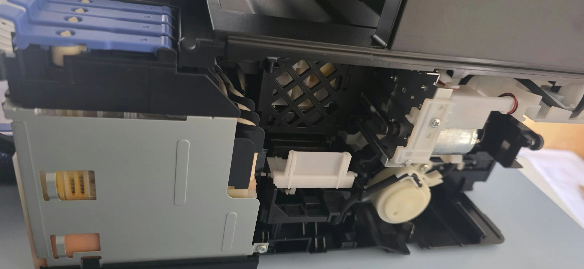 Côté station de pompage et moteur d'une imprimante Epson EcoTank démontée